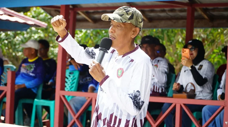 Sekda Lingga Gratiskan 40 Sepatu Pemenang Sapar Cup