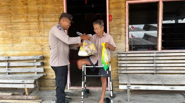 Polsek Daik Salurkan Sembako Sasar Warga Pancur