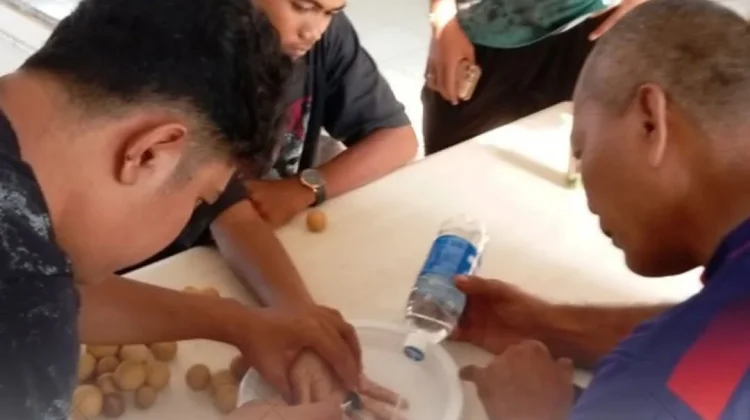 Cincin Stainless Nyangkut, Damkar Lingga Turun Tangan