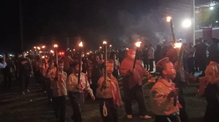 Ratusan Pelajar Meriahkan Pawai Obor HUT RI