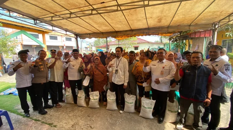 Pemko Tanjungpinang Salurkan Bantuan Pangan Kepada 1.531 Warga Tanjung Unggat