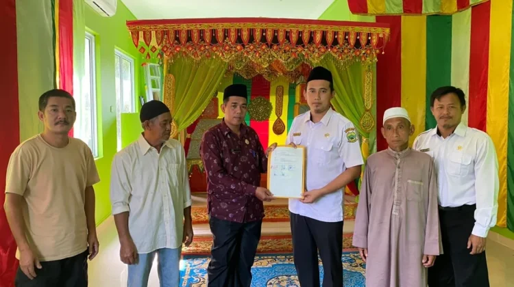 KUA Lingga Serahkan AIW kepada Pengurus Masjid Al Mubarak Kampung Padang