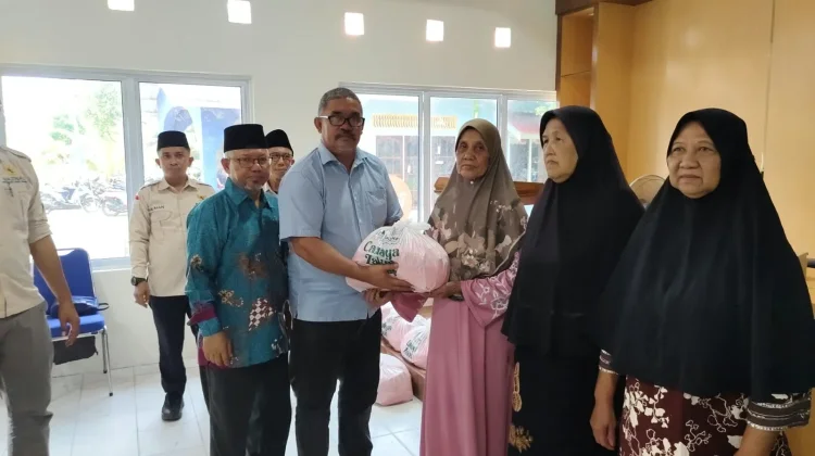 KUA Teluk Bintan dan Baznas Salurkan Sembako untuk Warga Desa Pangkil
