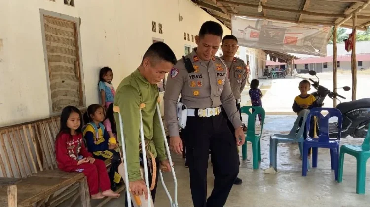 Satlantas Polres Bintan Berikan Kaki Palsu untuk Korban Kecelakaan