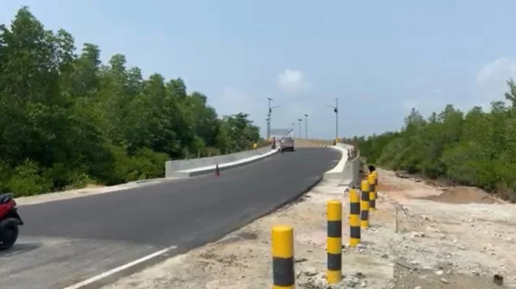 Pengendara Merasakan Manfaat Perbaikan Jalan Lintas Barat Bintan