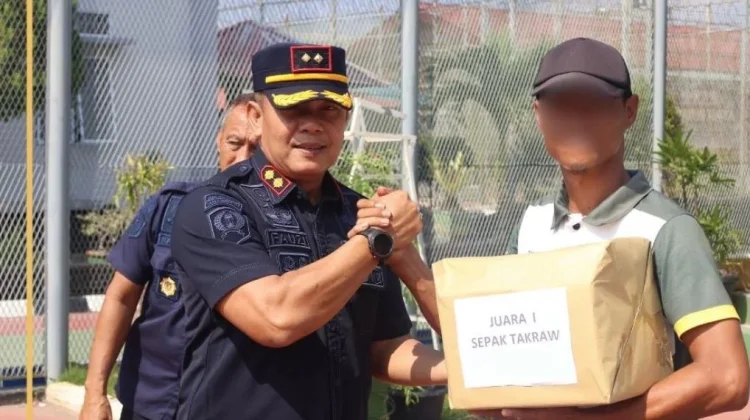 Lapas Narkotika Tanjungpinang Bagikan Hadiah Lomba Tradisional untuk WBP