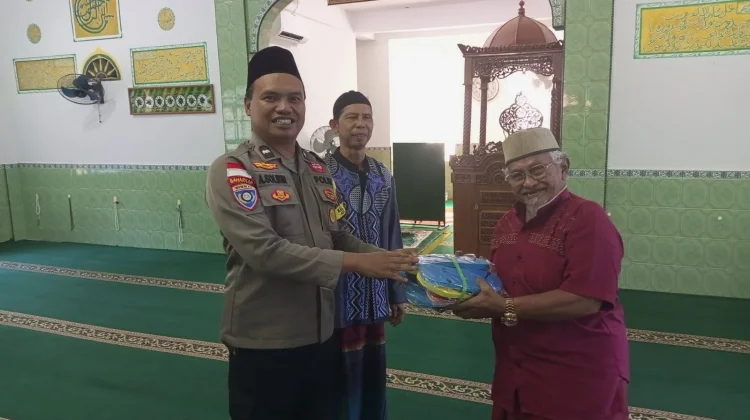 Polsek Bintan Timur Bagikan Sandal ke 12 Masjid dan Surau
