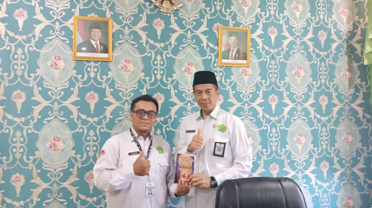 Kak Aam, Tuangkan 26 Tahun Kisah dalam Buku