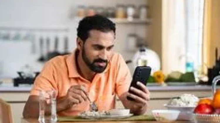Makan Sambil Menonton HP Bisa Ganggu Kesehatan