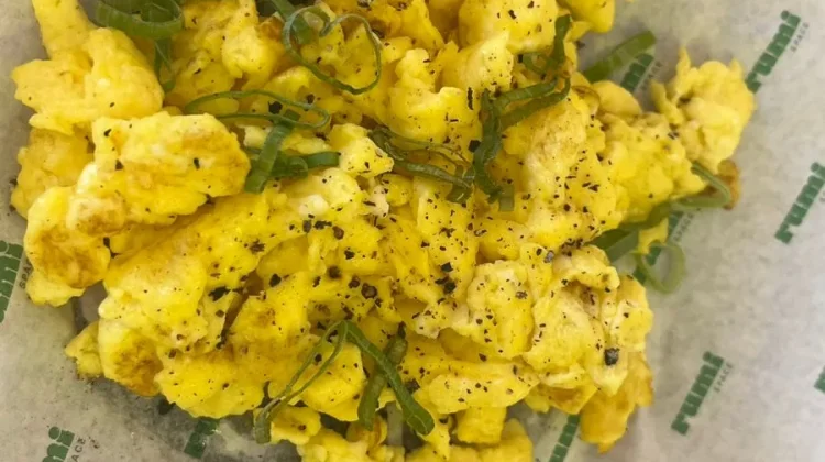 Menikmati Scrambled Egg untuk Teman Santai Siang