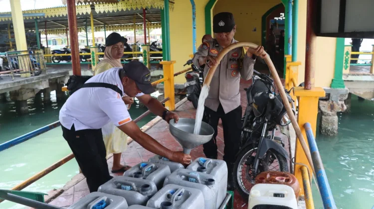 Polsek Tanjungpinang Kota Distribusikan 25 Ton Air Bersih ke Pulau Penyengat