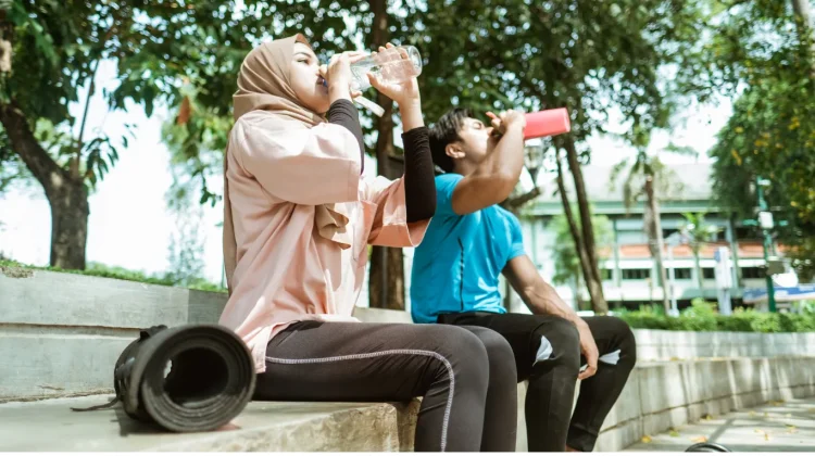 Badan Berkeringat usai Olahraga, Saatnya Kembalikan Cairan Tubuh