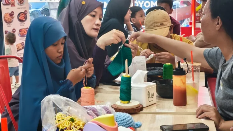 Irma Gratiskan Les Merajut untuk Warga Tanjungpinang