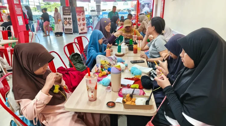 Tongkrongan Es Krim Jadi Ruang Kreatif, Anak-anak Belajar Merajut