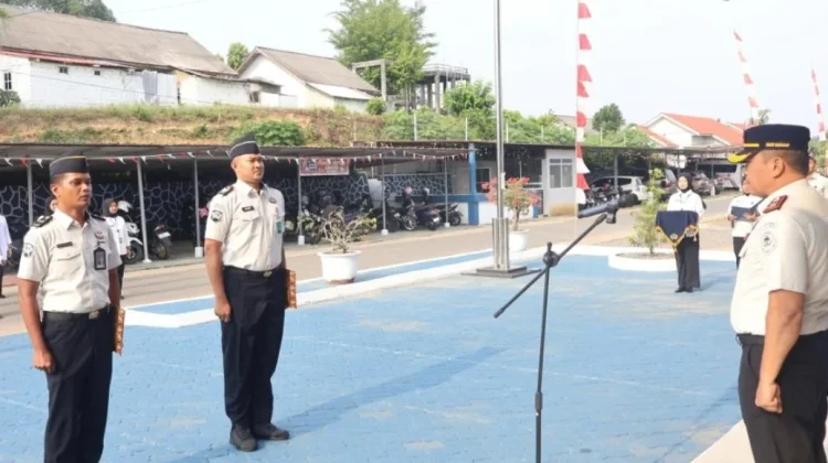Lapas Narkotika Tanjungpinang Beri Penghargaan kepada Dua Pegawai Teladan