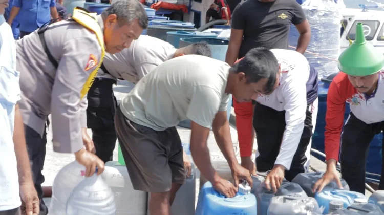 Kemarau, Polres Anambas Salurkan 20 Ton Air Bersih ke Warga Sri Tanjung