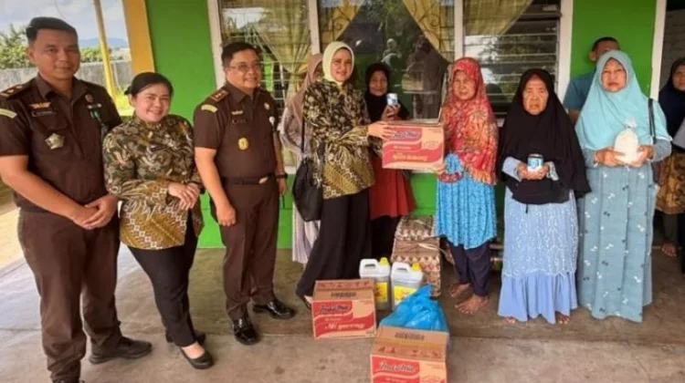 HUT ke-81 Kejaksaan, Kejari Bintan Gelar Anjangsana dan Bakti Sosial
