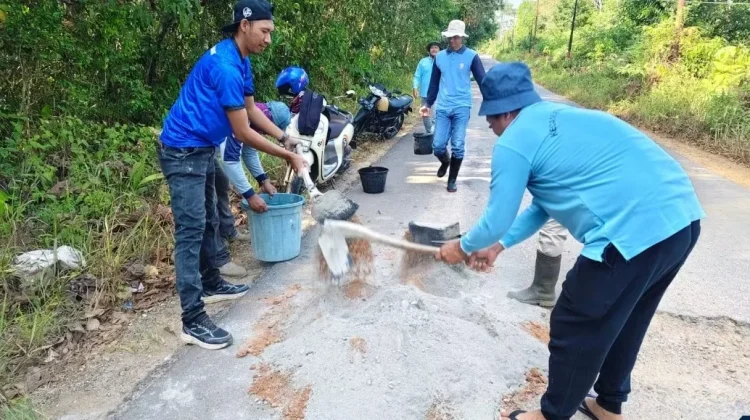 Jalan Berlubang Ditambal, Kecamatan Singkep Barat Turun Tangan
