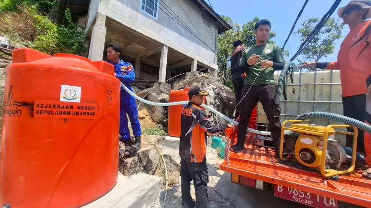 Kemarau Berlanjut, Polres Anambas Salurkan 20 Ton Air Bersih