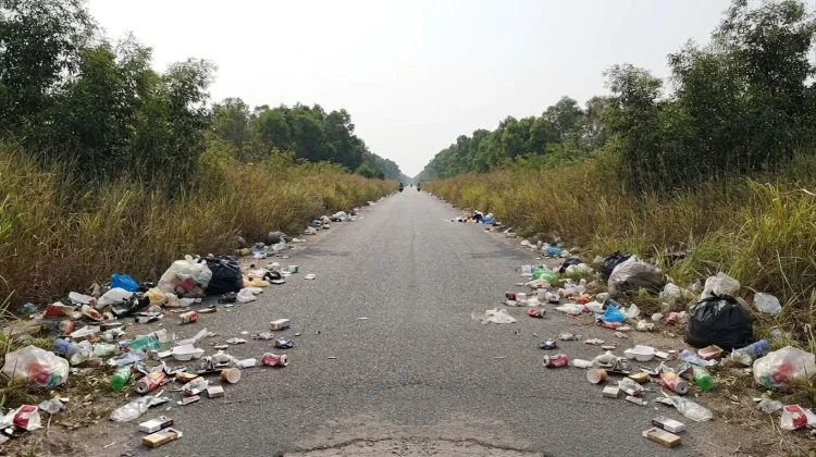 Miris! Tepi Jalan Dijadikan Tempat Pembuangan Sampah