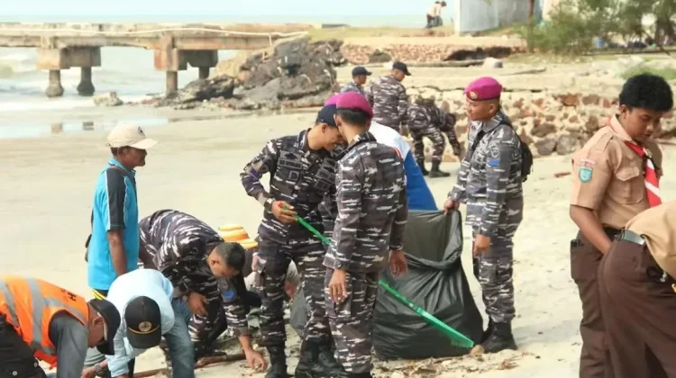 Puslatpurmar 9 Dabo Singkep Bersihkan Pantai Sekop Laut