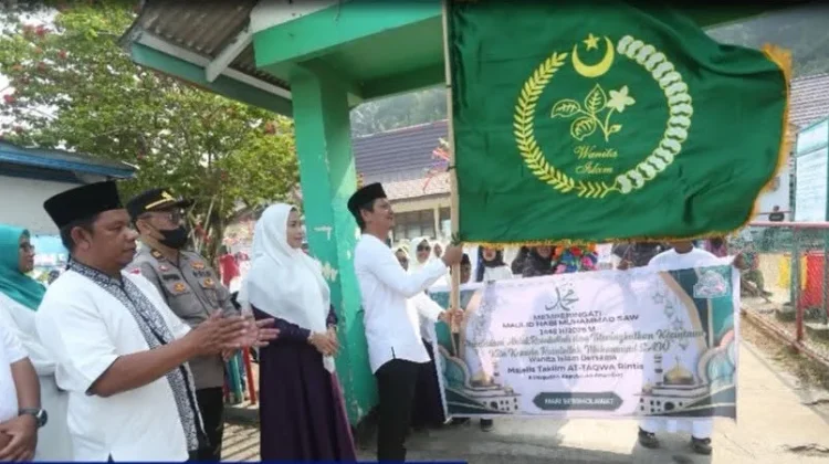 Wabup Anambas Lepas Pawai Sholawat dan Tebar Berkah Bunga Telur