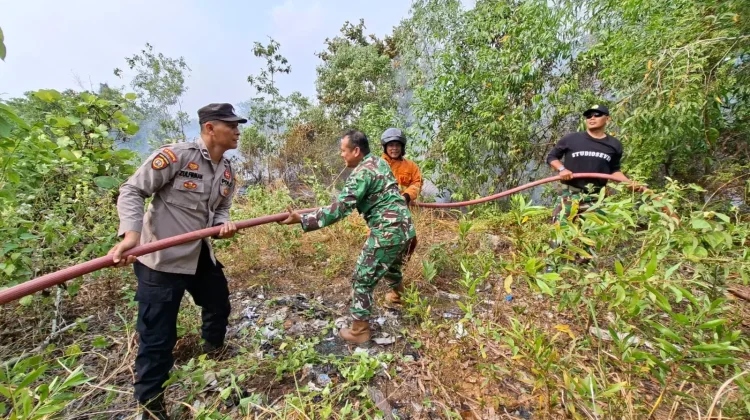 Gerak Cepat Polsek Tanjungpinang Timur Bersama Damkar Padamkan Kebakaran Lahan