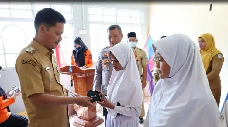 Pemkab Anambas Lakukan Pembagian Masker Kepada Masyarakat