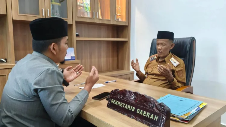 Sekda Lingga Tunaikan Zakat melalui BAZNAS