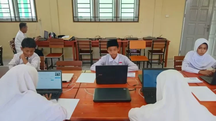 Sembilan Murid MTsN Lingga Adu Kemampuan di OMI