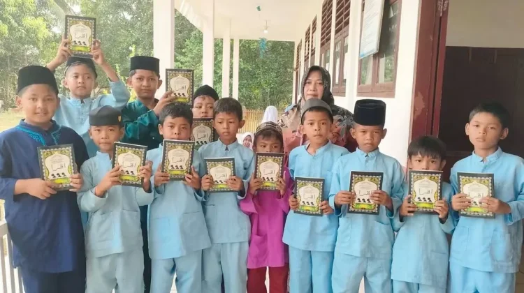 SDN 011 Singbar Bagikan Iqro, Tanamkan Cinta Al-Qur’an