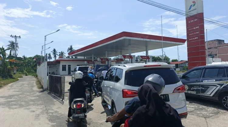 Kios BBM Tutup, SPBU Dabo Diserbu Warga