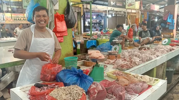 Pedagang Sebut Distribusi Ayam dan Daging Beku Tetap Normal