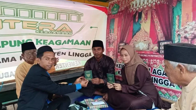 Dua Pasang Pengantin Akad Nikah di Atas Perahu