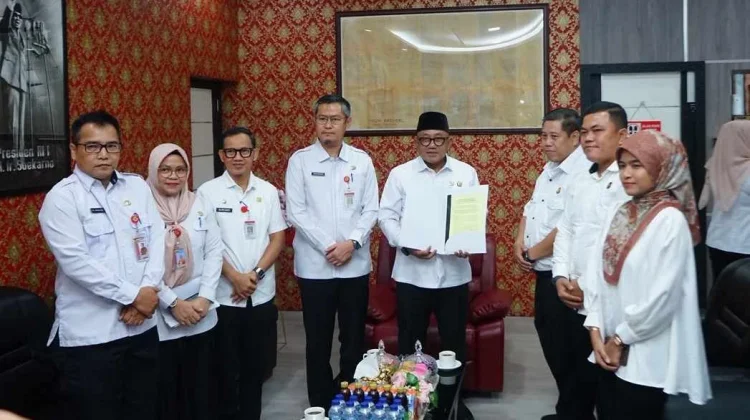 Kejari Serahkan Legal Opinion Penyesuaian Perda Tanjungpinang