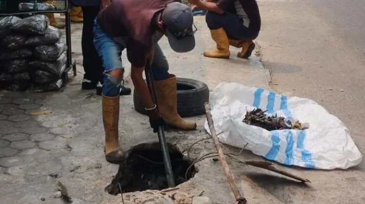PUPR Tanjungpinang Bongkar Beton Penutup Drainase Jalan Jatayu