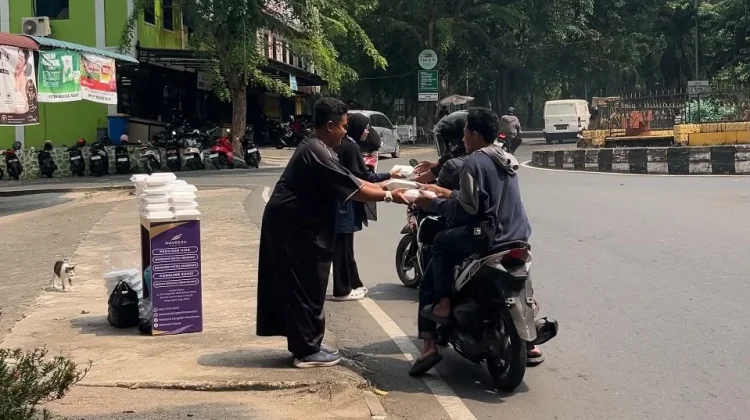 KSI bersama Naveeza Travel Salurkan 90 Paket Makanan di Bintan Centre