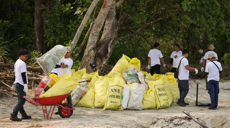 Menjelang World Cleanup Day, Bintan Resorts Gelar Bersih-bersih Pantai