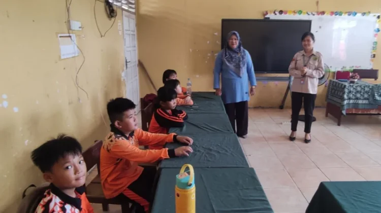 Penyuluh Agama Tanamkan Nilai Syukur dan Peduli Lingkungan di SDN 009 Dabo Singkep