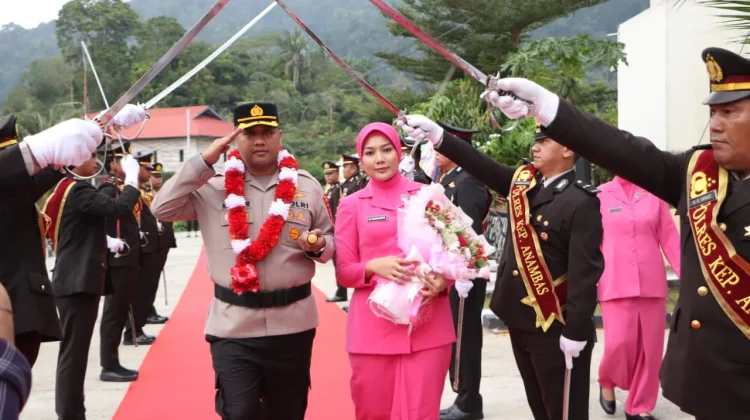 Kapolres Baru Anambas Disambut Tradisi Pedang Pora