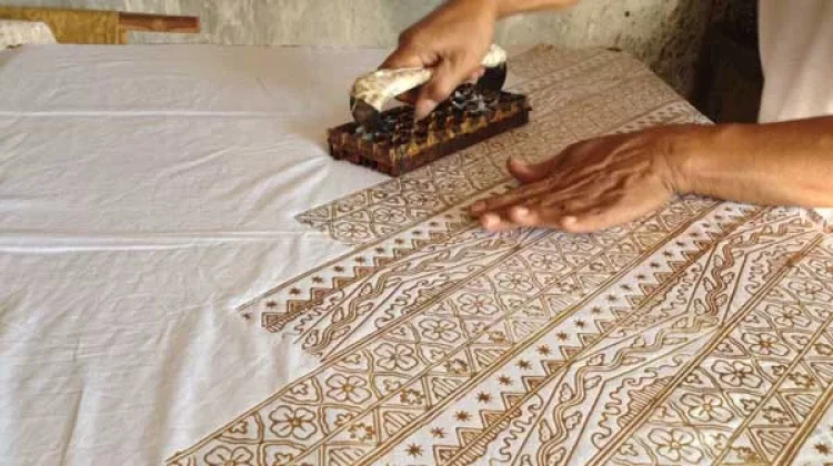 Dari Sebuah Cap Lahir Keindahan Batik