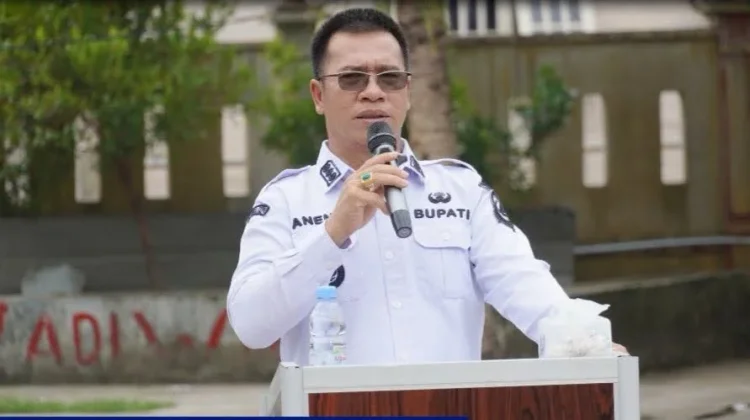 Bupati Anambas Serahkan Bantuan Perlengkapan untuk Peserta Didik SMP