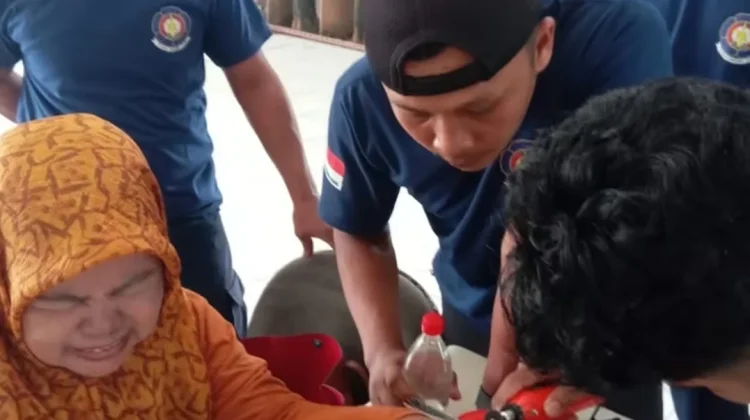 Cincin Membelit Jari Warga, Damkar Lingga Bertindak
