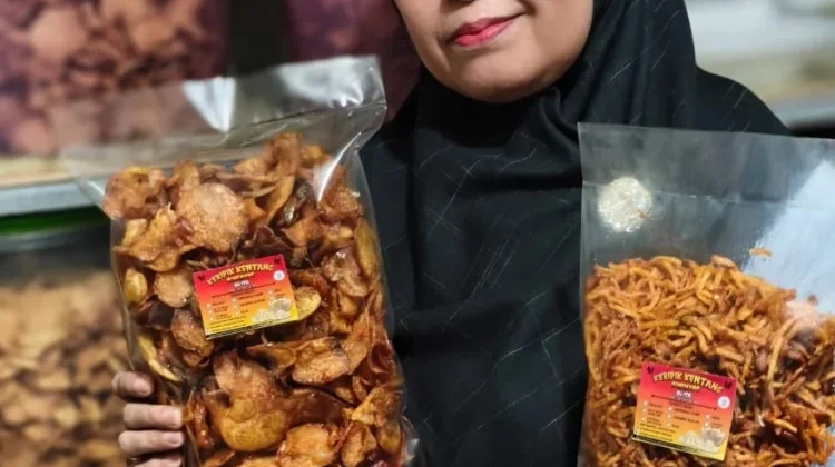 Pensiun Tetap Produktif, Anita Rozana Tekuni Usaha Keripik Kentang