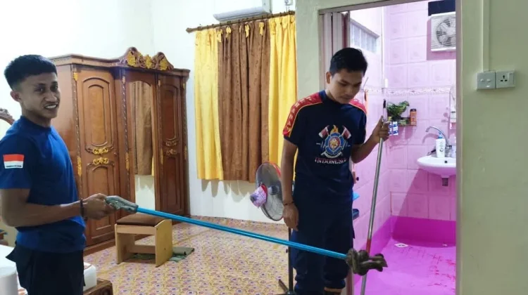 Damkar Evakuasi Ular Piton Masuk Rumah Warga