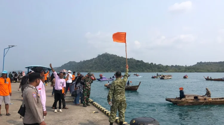Dilaut Senayang, Harapan Dipertaruhkan Bersama Kail