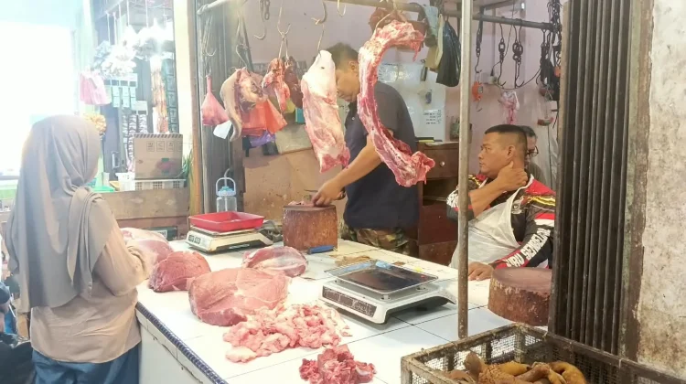 Harga Daging Segar di Pasar Bincen Stabil di Harga 160 Ribu