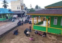 MTs Aqidatunnajin Gotong Royong Bersihkan Masjid Desa