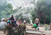 jelang Ramadhan, Warga Berindat Bersihkan Pemakaman