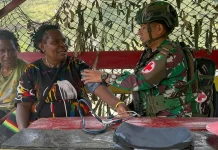 Pengobatan Gratis TNI Disambut Antusias Masyarakat Distrik Ilu